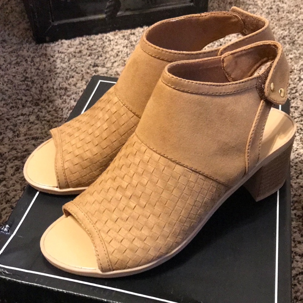 Open toes strapped sandals